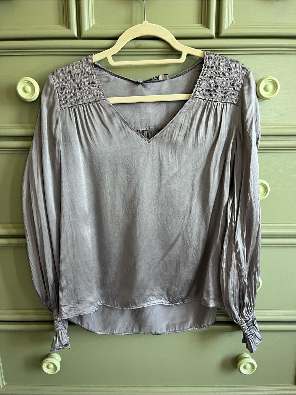 GO BY GO SILK Silver-Gray V-Neck Long Sleeve Blouse